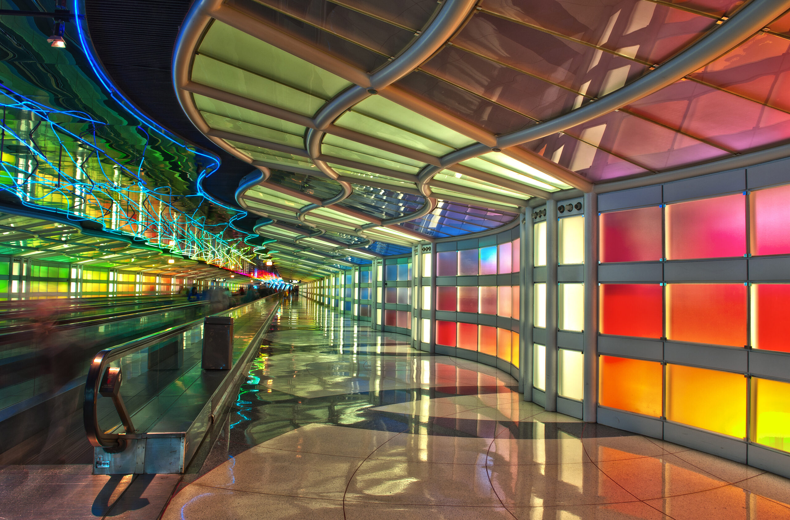 the inside of the Chicago O'Hare Airport